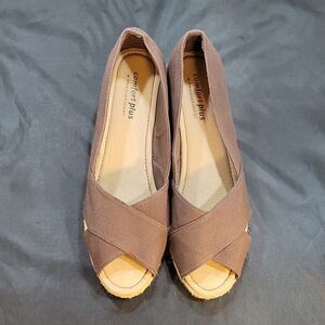 COMFORT PLUS CRISSCROSS STRAP OPEN TOE LOW WEDGE SHOE